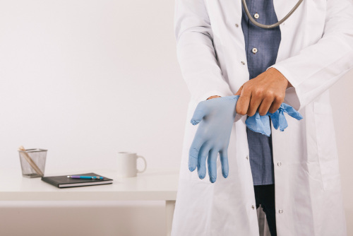 Проктолог осматривает пациента в клинике K+31