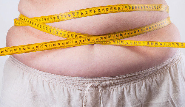 Человек стоит на весах