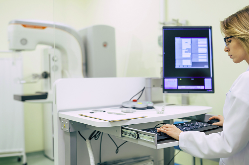 Диагностика слуха и состояния уха у пациента на приёме у ЛОР-специалиста в Москве