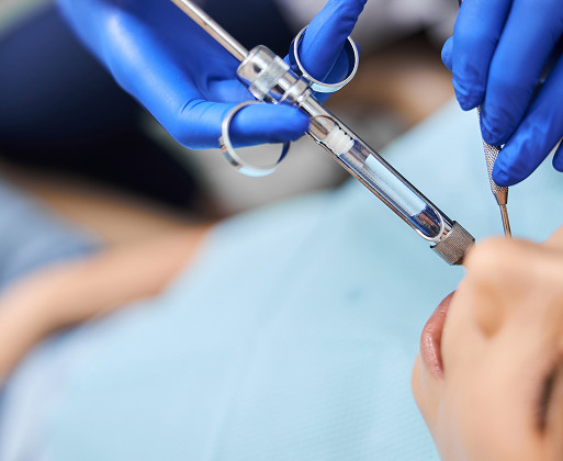 How is the tonsil lacunae lavage procedure performed?