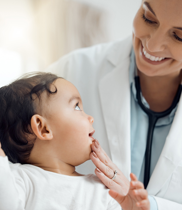 Девочка-подросток на приёме у детского эндокринолога в московской клинике.