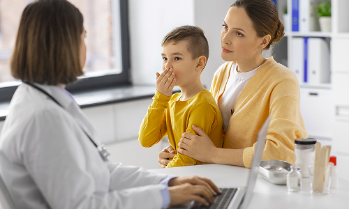 Медицинская консультация родителей и ребёнка у врача-эндокринолога.