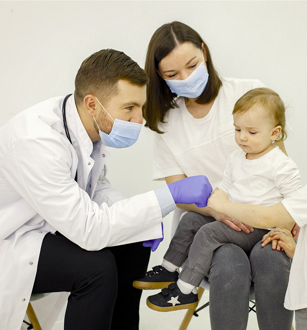 A visit to a pediatric allergist: the doctor listens to the child's breathing and talks about allergy prevention.