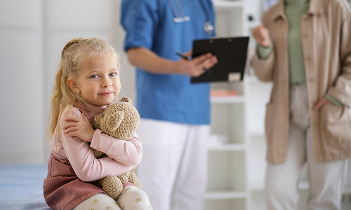 Семья с ребёнком записывается на приём к платному детскому гастроэнтерологу в медицинском центре «К+31».