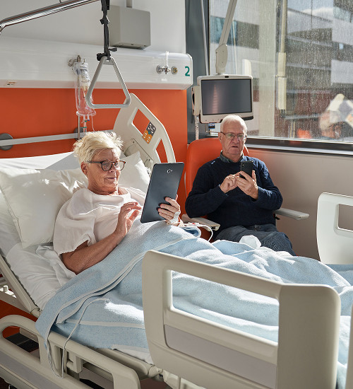 What is a day palliative hospital and who is it suitable for?