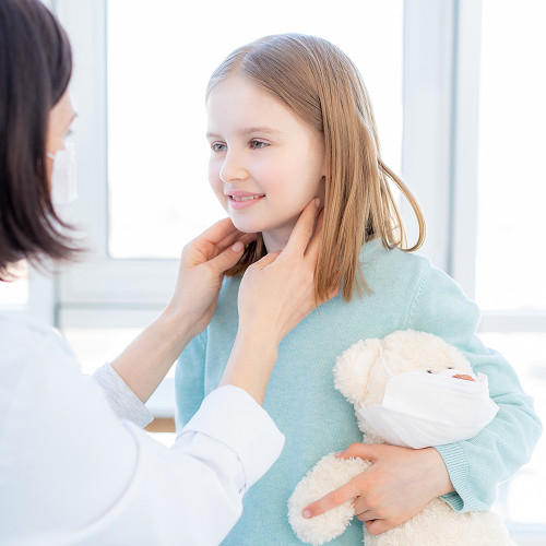 Девочка держится за ухо — симптомы, с которыми обращаются к детскому ЛОР-врачу в Москве