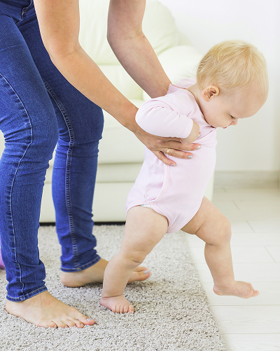 Консультация детского хирурга в Москве — врач объясняет результаты обследования родителям.