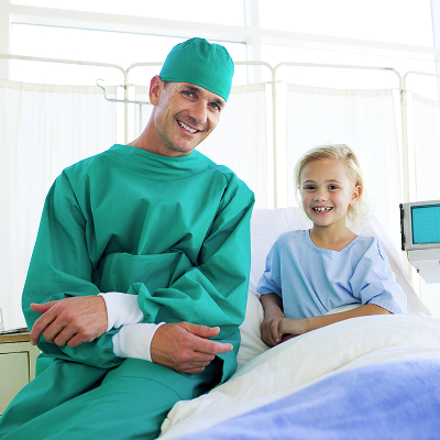 Платная детская хирургия: опытный врач готовится к плановой операции в стерильной операционной.