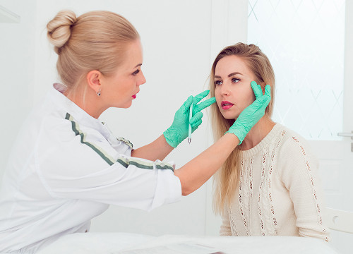 Which doctor treats cheilitis?