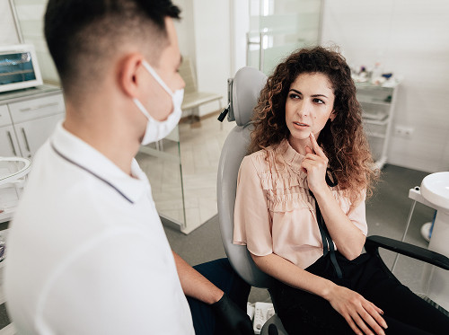 How is cheilitis treated?