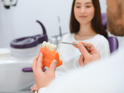 How is a tooth fracture treated?