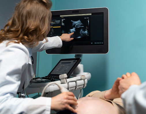 Пациент проходит ультразвуковое исследование в современной клинике Москвы