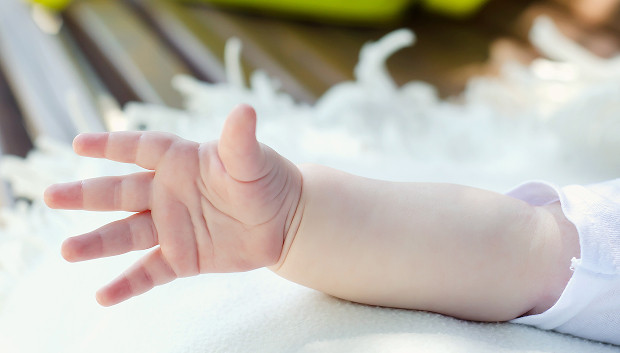 First aid for a child's bruised arm