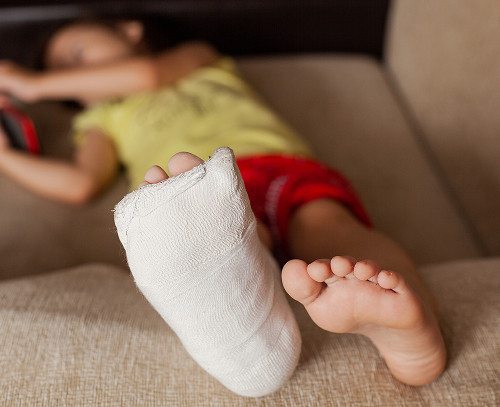 How long does it take for a child's foot fracture to heal?