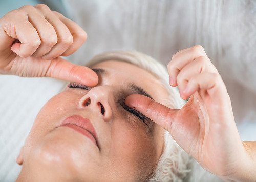 Eyelid massage in the clinic and at home: what's important to know