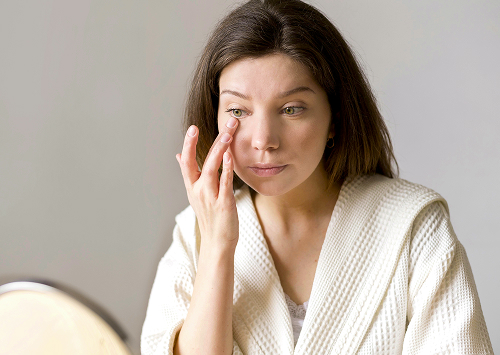 When is an urgent ophthalmic surgeon consultation needed?