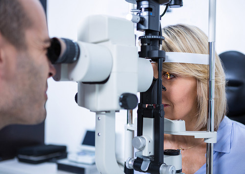 How is ophthalmotonometry performed at K31?