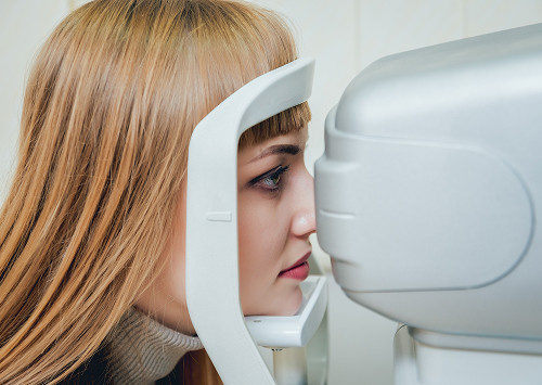 How is refractometry performed at our clinic?