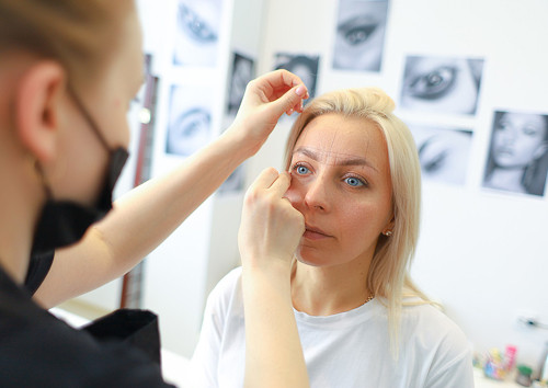 How does diaphanoscopy differ from other diagnostic methods?
