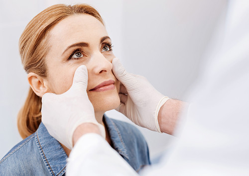 How does a doctor diagnose ectropion?