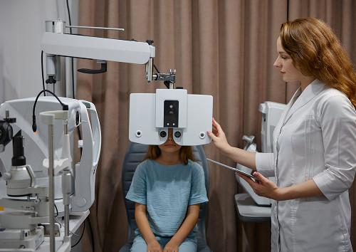 How do we diagnose the cause of decreased vision in the dark?