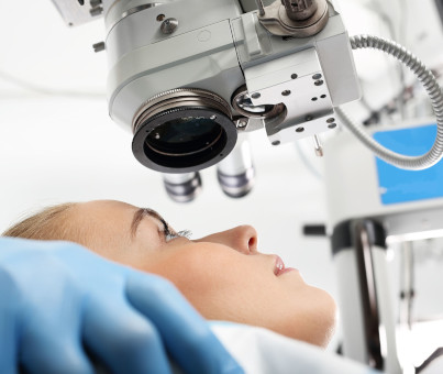 How is cataract surgery performed with a femtosecond laser?