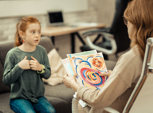 How does a visit to a child psychiatrist at K+31 proceed?